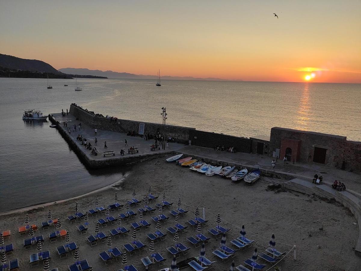 Casa Vacanze Tramonto Alla Marina チェファル エクステリア 写真