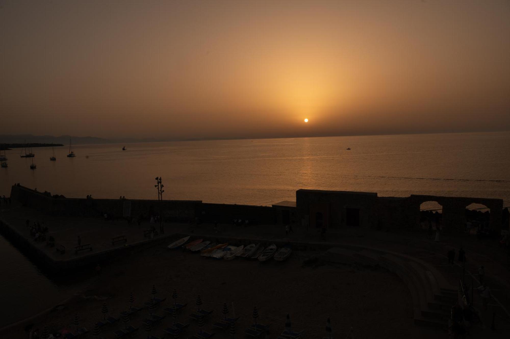 Casa Vacanze Tramonto Alla Marina チェファル エクステリア 写真