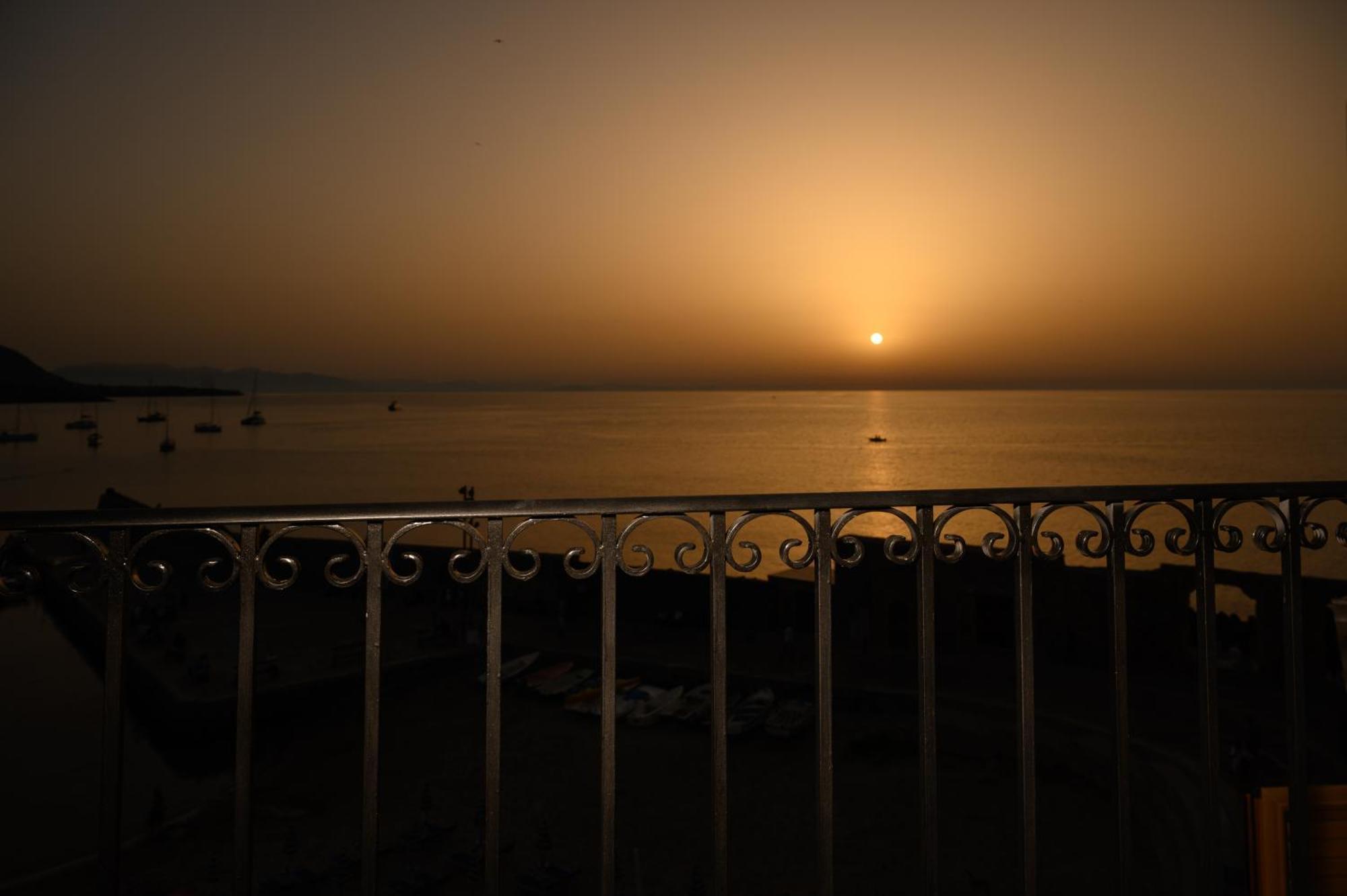 Casa Vacanze Tramonto Alla Marina チェファル エクステリア 写真