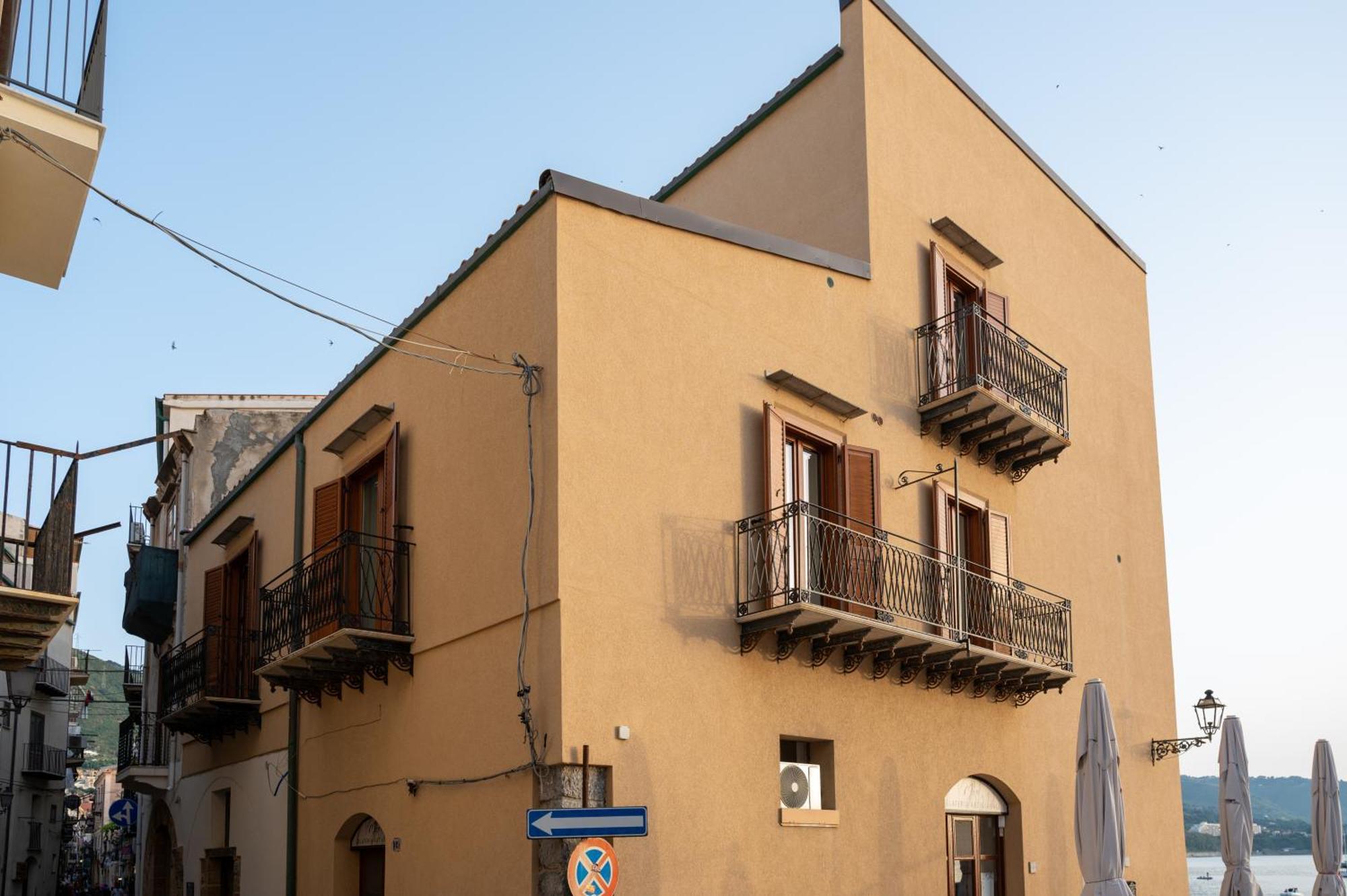 Casa Vacanze Tramonto Alla Marina チェファル エクステリア 写真