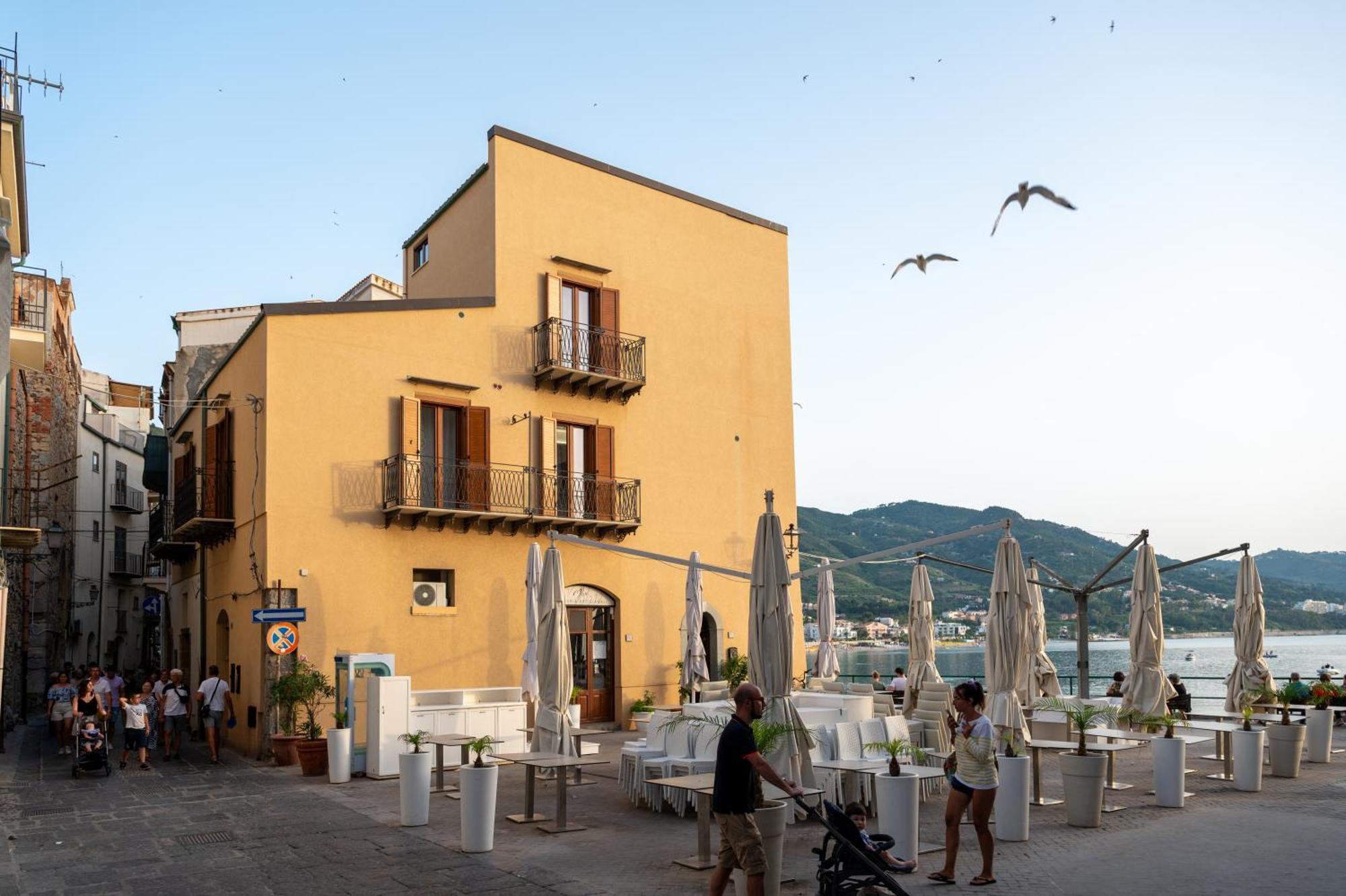 Casa Vacanze Tramonto Alla Marina チェファル エクステリア 写真