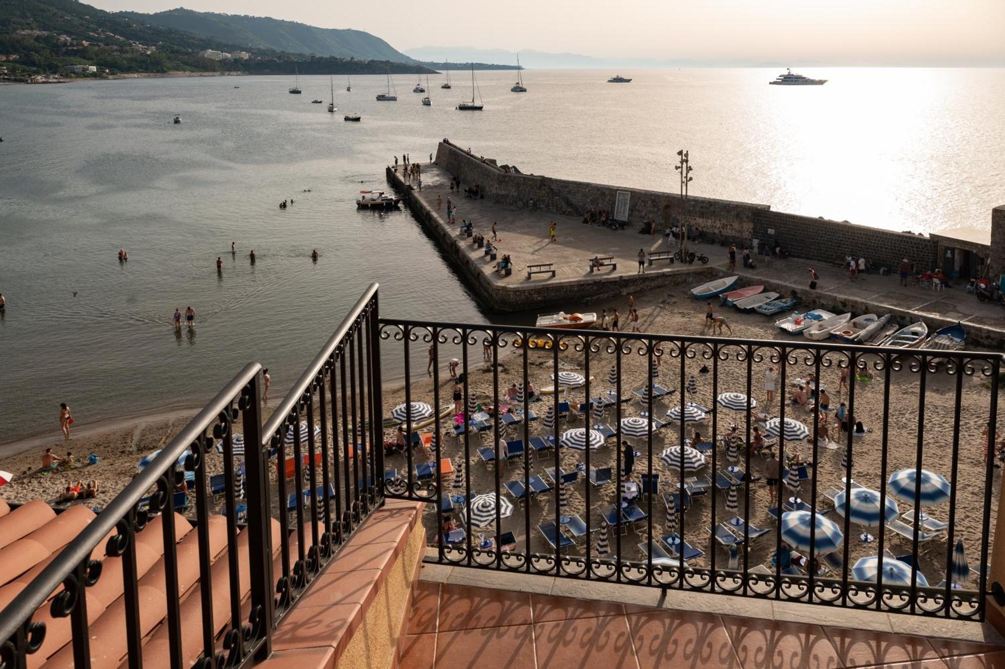 Casa Vacanze Tramonto Alla Marina チェファル エクステリア 写真
