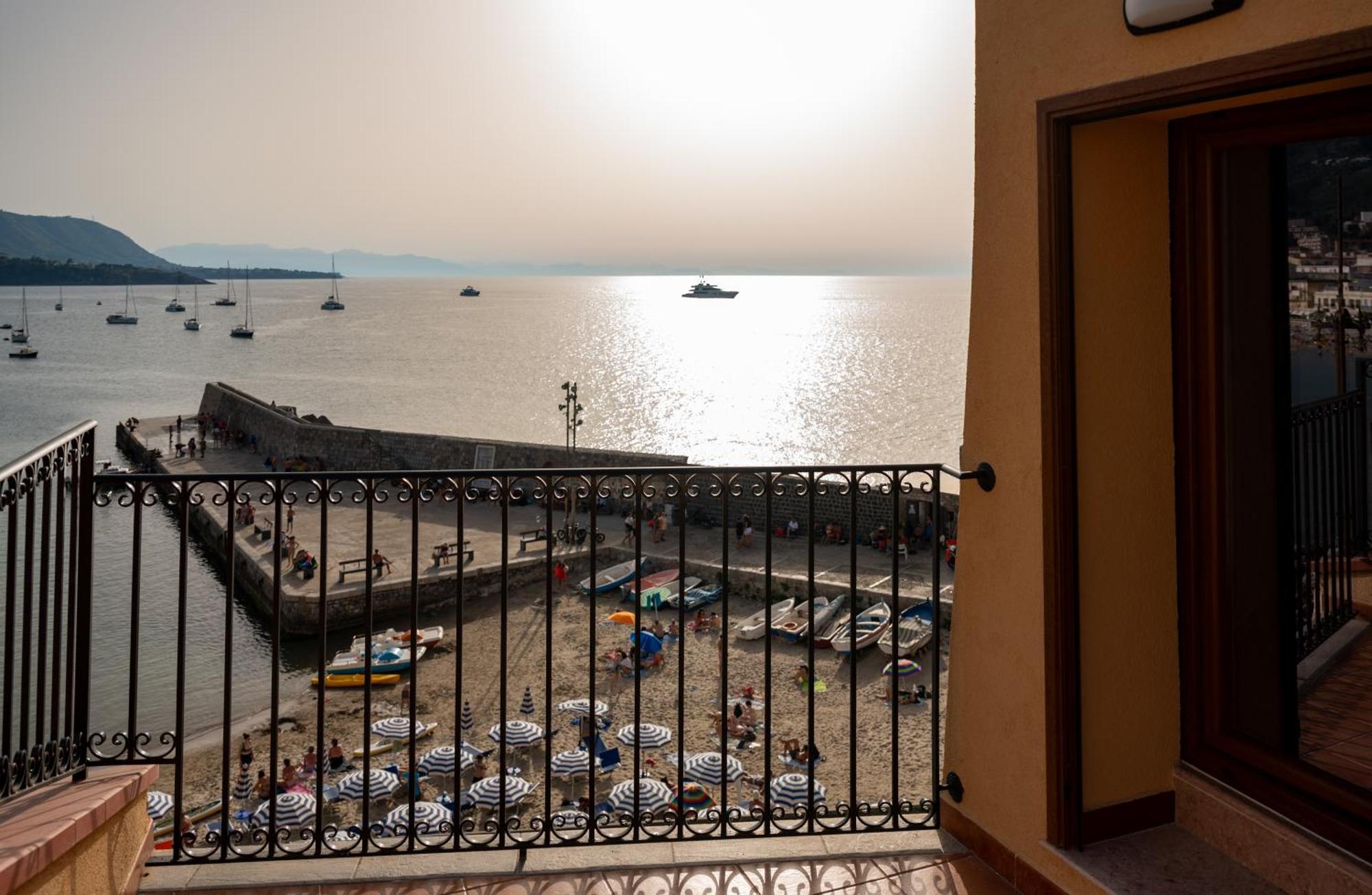 Casa Vacanze Tramonto Alla Marina チェファル エクステリア 写真