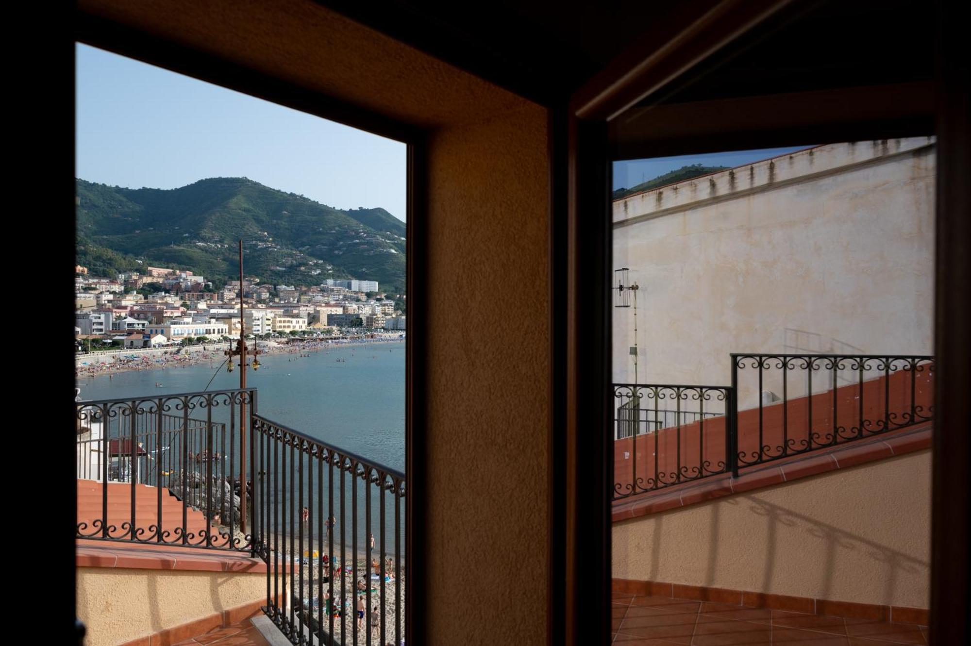 Casa Vacanze Tramonto Alla Marina チェファル エクステリア 写真