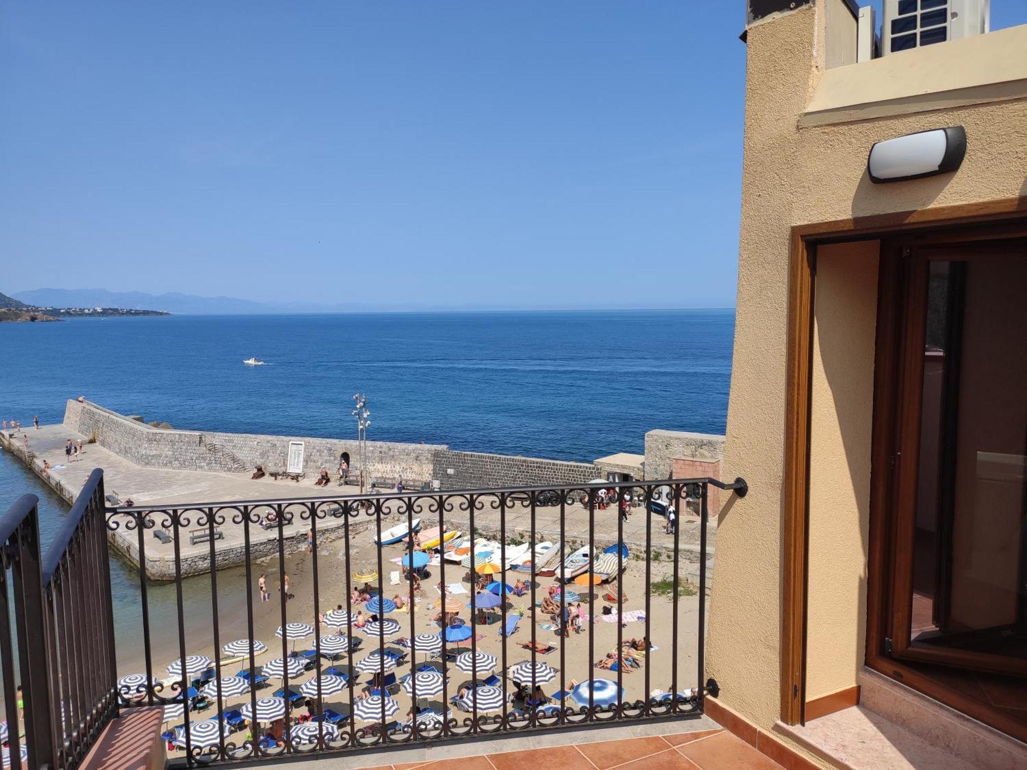 Casa Vacanze Tramonto Alla Marina チェファル エクステリア 写真